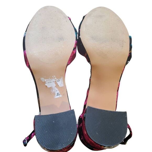 Steve Madden Heels Women's 10.5 Black Floral Embroidered Block Heel - Picture 2 of 5